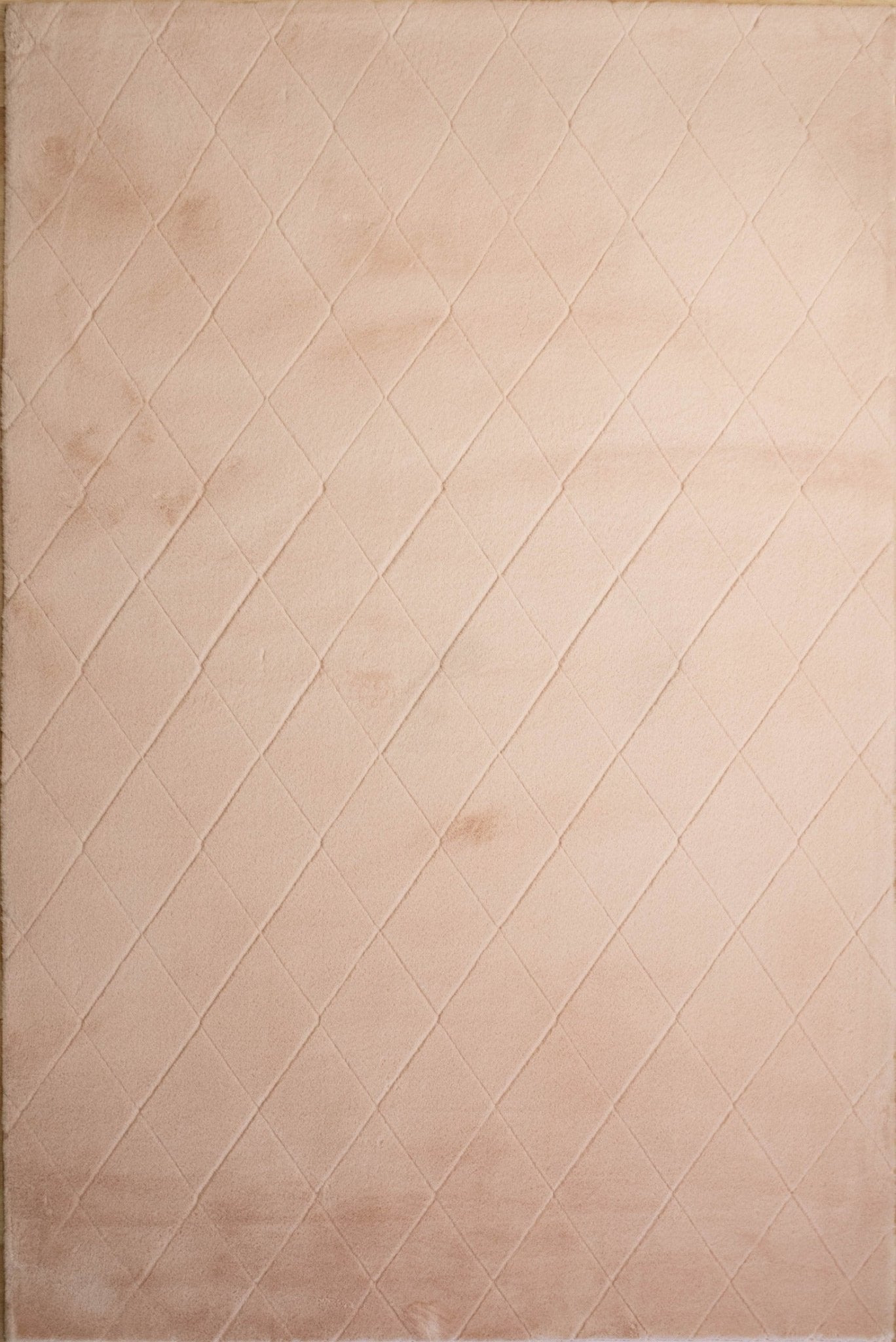 Soft pink shag rug with diagonal diamond lines and flat border edge