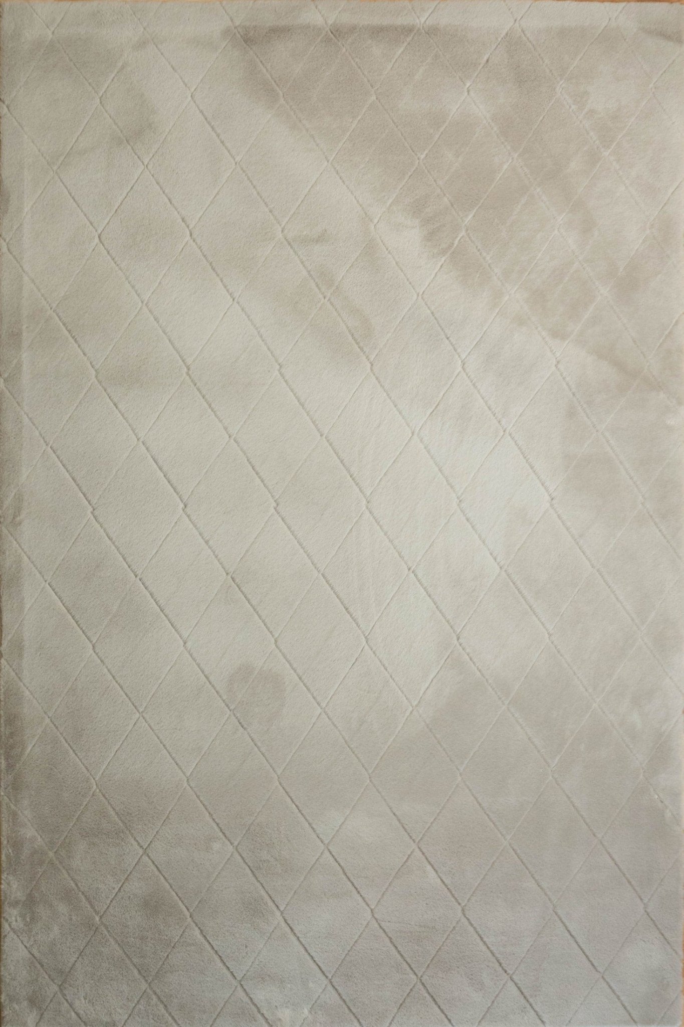 Silver shag rug showing diamond lattice weave and even short shag pile